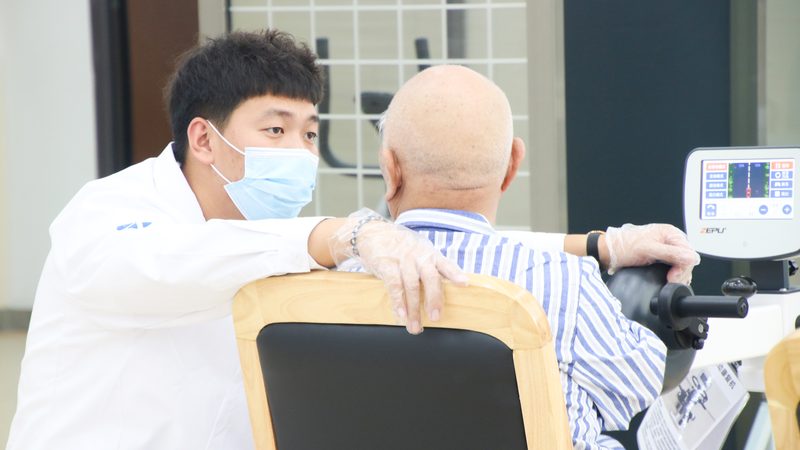 养老院内部环境是老人日常生活的重要保障。在选址时，应关注以下几点：