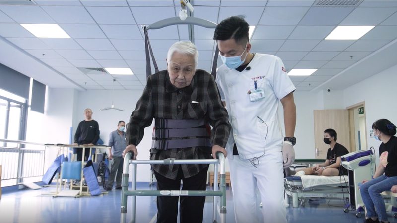失能老人康复训练：科学方法与关键步骤