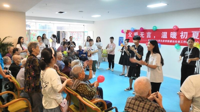 在技术实现方面，智慧养老平台定制开发应关注以下几个方面：